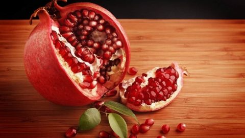 زيت بذور الرمان لشعر أكثر كثافة ولمعانا