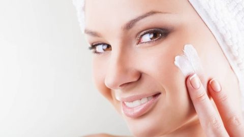 قناع الخميرة وماء الورد لمقاومة حب الشباب