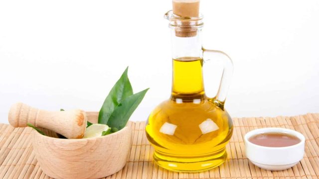 تناولي زيت الزيتون لحماية خلايا البشرة