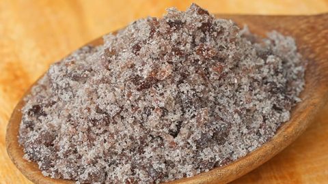 اكتشفي الاستخدامات الجمالية للملح الأسود