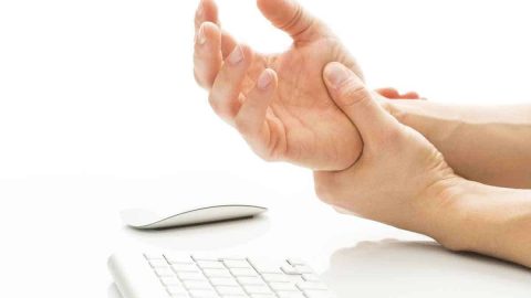 على ماذا يدل ارتعاش اليدين مجهول السبب؟