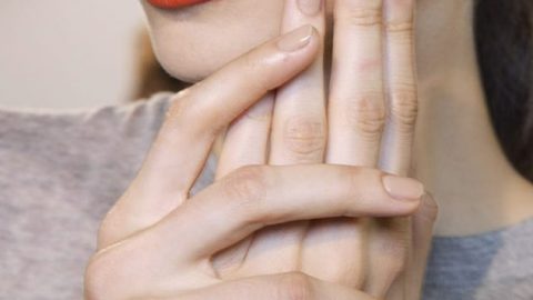 جربي معجون الأسنان للحصول على أظافر بيضاء