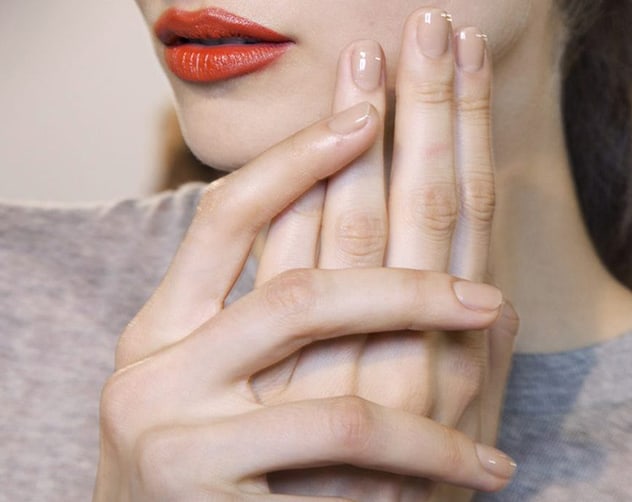 جربي معجون الأسنان للحصول على أظافر بيضاء