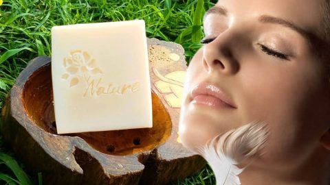 مكعبات البطاطا والليمون المثلج للتخلص من البقع الداكنة