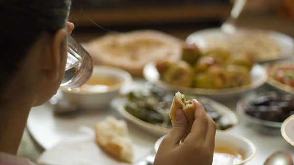 لماذا قد يزيد وزنك رغم الصيام؟