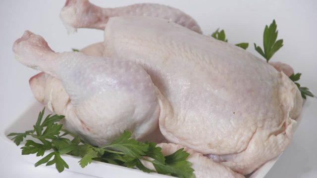 كيف تميزين بين الدجاج الطازج والقديم خلال شهر رمضان؟
