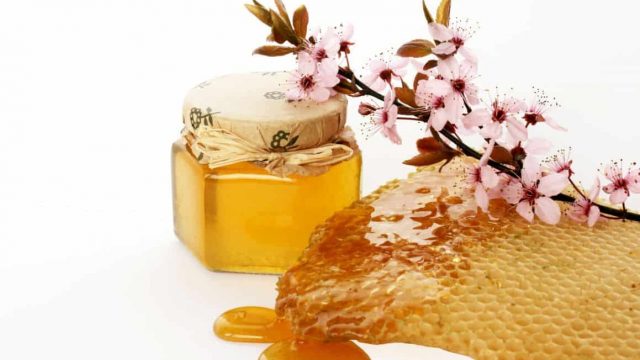 وصفات العسل والبرتقال للعناية بمنطقة الوجه والرقبة