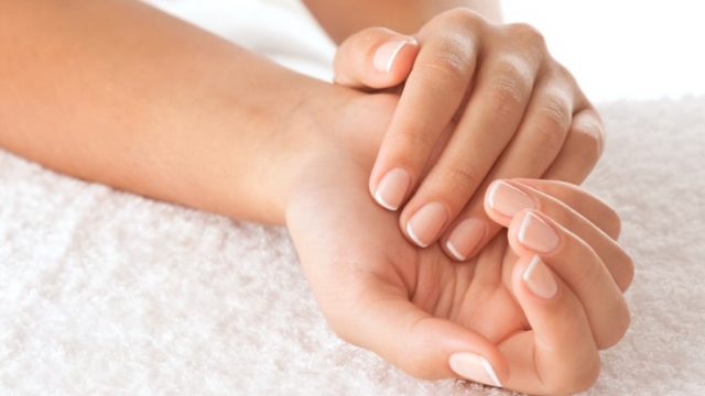 خطوات تجهيز مقشر طبيعي لتنعيم اليدين