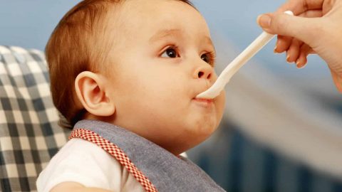 متى يبدأ طفلك في تناول الطعام؟