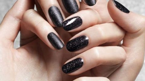 حولي طلاء الأظافر الأسود من عادي إلى جذاب بهذه الإضافات