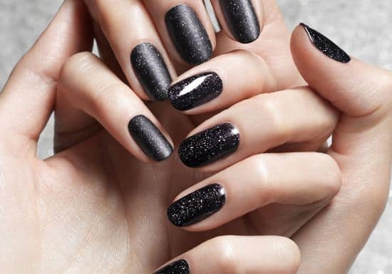حولي طلاء الأظافر الأسود من عادي إلى جذاب بهذه الإضافات