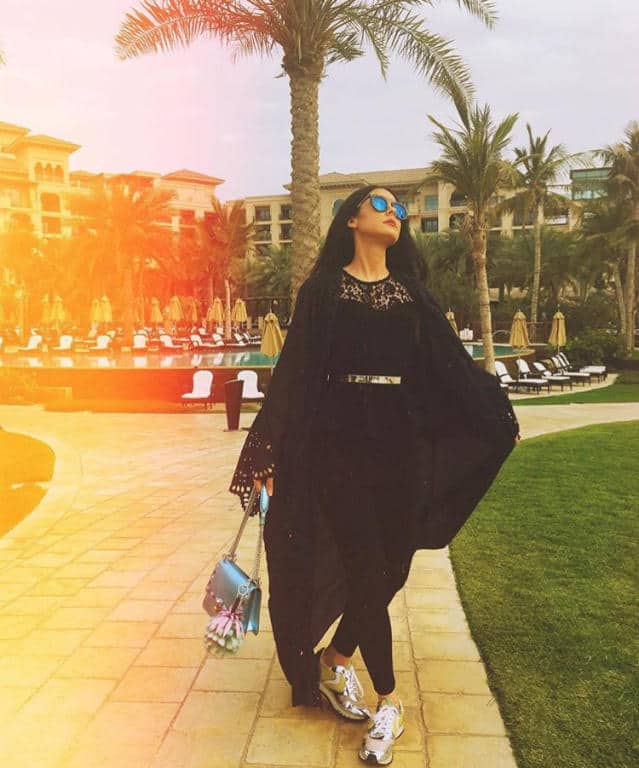 تخريمات وشقوق..أبرز تفاصيل عبايات صيف 2017