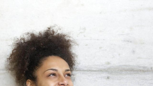 3 وصفات طبيعية للعناية بالشعر المجعد