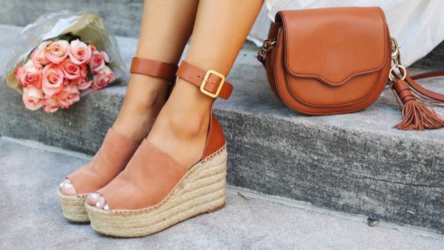 إليك تشكيلة الصنادل بكعب القش لصيف 2017