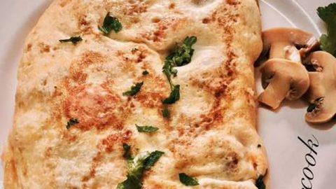 طريقة بسيطة لتجهيز عجة بالجبن والخضار