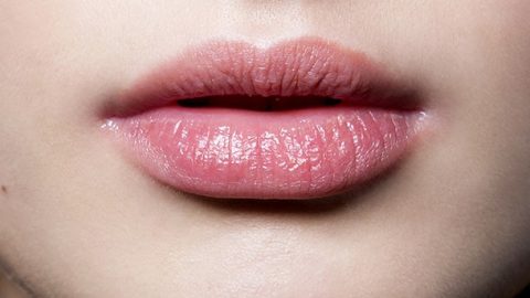 خلطة طبيعية لترطيب الشفاه في رمضان