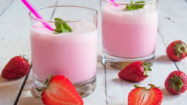 مكونات بسيطة لتجهيز عصير فراولة لذيذ
