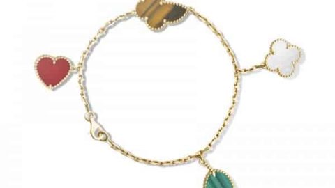 أساور ذهبية بأحجار ملونة لإطلالة فخمة هذا الصيف