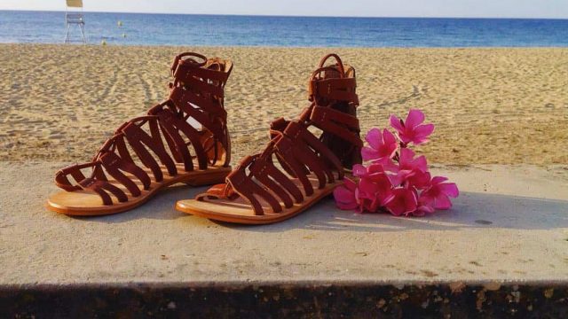 بالصور: تألقي بصيحة صنادل الرومان لصيف 2017