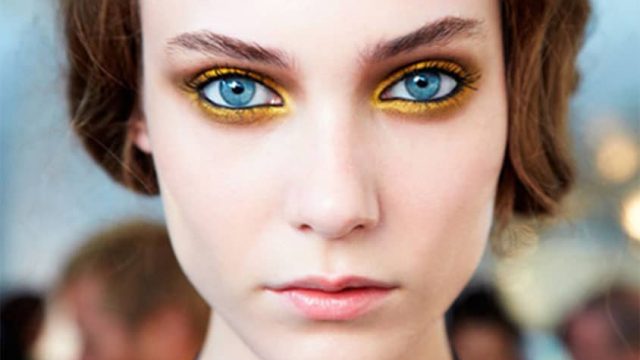 جربي ظلال العيون باللون الأصفر لهذا الموسم