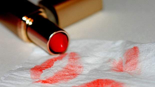 كيف تزيلين أحمر الشفاه من ملابسك؟