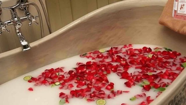 حمام العسل والحليب لترطيب بشرة العروس