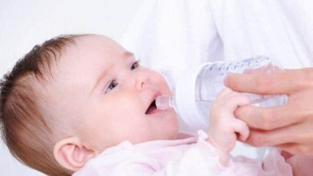 من أجل هذه الأسباب لا تقدمي الماء لطفلك خلال الستة أشهر الأولى