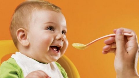 ما هي السن المناسبة لإطعام الطفل؟