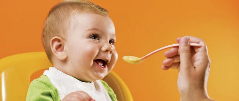 ما هي السن المناسبة لإطعام الطفل؟