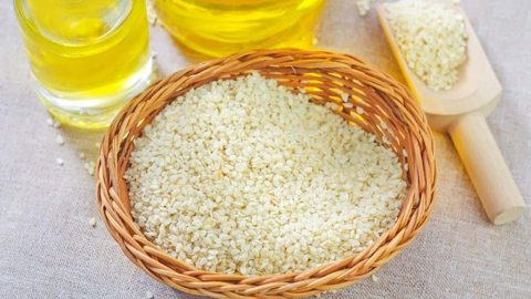 وصفة زيت السمسم للعناية بالشعر المتطاير والجاف