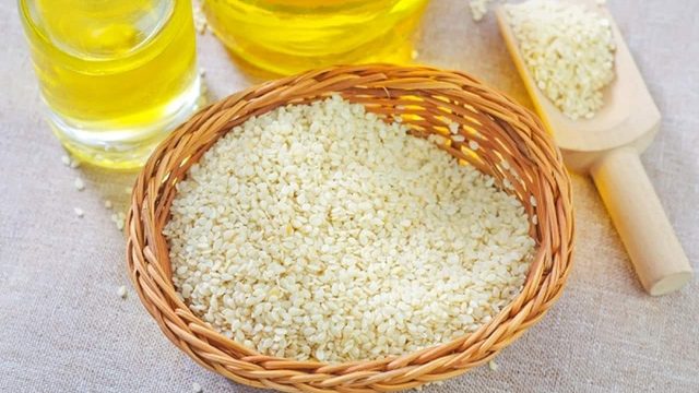 وصفة زيت السمسم للعناية بالشعر المتطاير والجاف