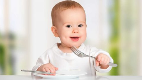 كيف تطعمين طفلك بالطريقة الصحيحة؟