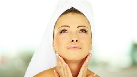 اتبعي هذه النصائح بشكل يومي للتخلص من تجاعيد الرقبة