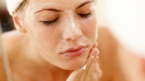 جربي قناع الأفوكادو والزبادي للتقشير