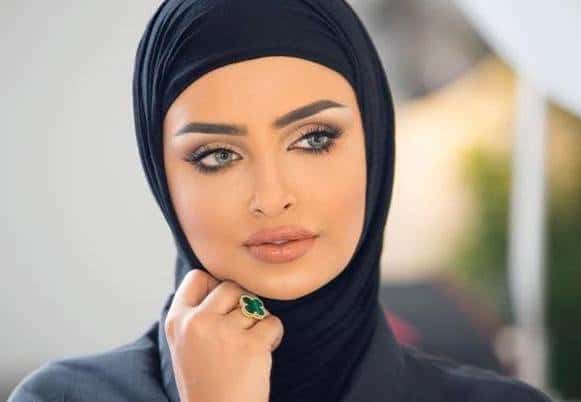 تعرفي إلى طريقة عمل مكياج خفيف يليق بالمحجبات