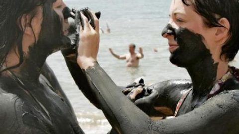 لطين البحر الميت فوائد لا تحصى على البشرة..استفيدي منها