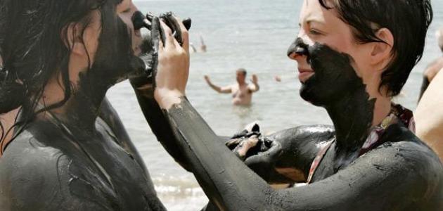 لطين البحر الميت فوائد لا تحصى على البشرة..استفيدي منها