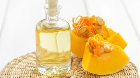 إليك وصفة زيت بذور القرع لتكثيف الشعر وتطويله