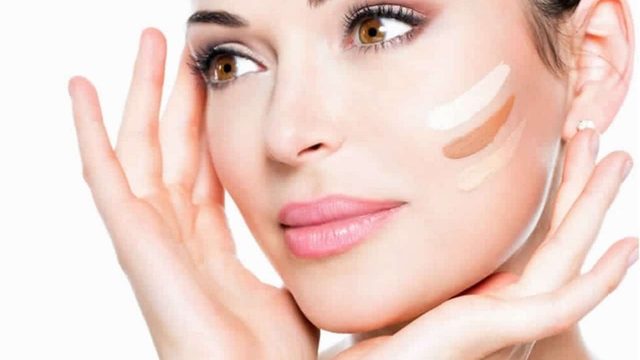 كيف تحمين بشرتك من أضرار كريم الأساس؟