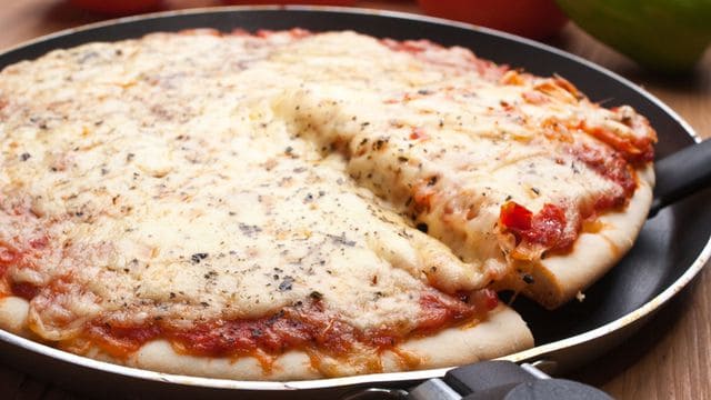 خطوات تجهيز البيتزا بدون فرن