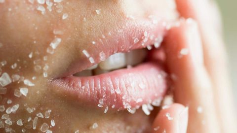 تجنبي هذه الأخطاء الشائعة التي تضر بجمال بشرتك