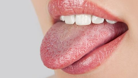 ماذا يقول لون لسانك عن صحتك؟