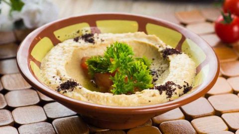 مكونات بسيطة لتجهيز الحمص البيتي