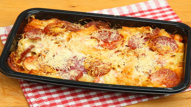 ألذ بيتزا المكرونة بالسجق