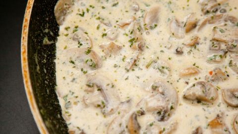 خطوات تجهيز المكرونة بصوص المشروم