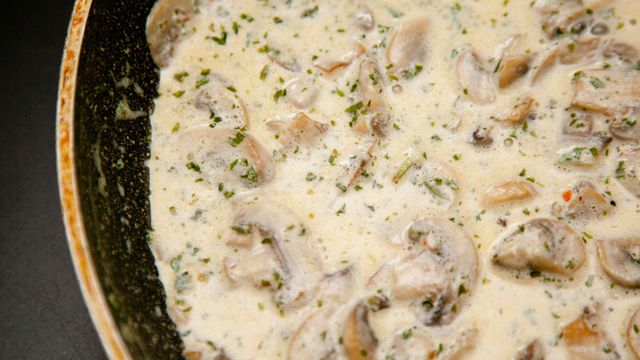 خطوات تجهيز المكرونة بصوص المشروم