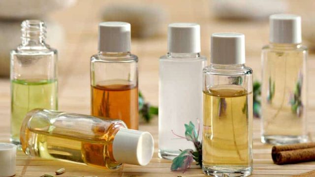 زيوت عطرية تساعد على تنظيف البشرة والقضاء على حب الشباب