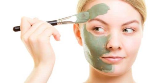 القناع الأخضر للحد من البقع السوداء والبثور