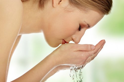 laver-visage-eau-tiède