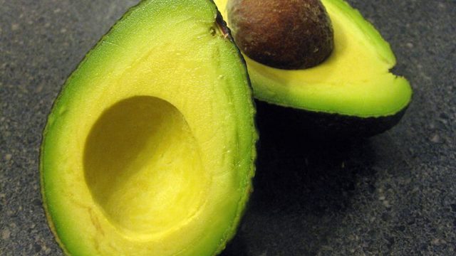 لماذا يجب تناول الأفوكادو؟